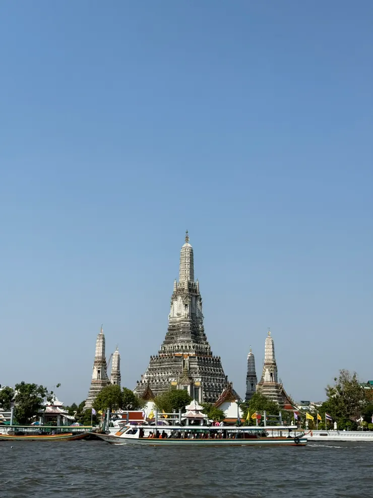 從昭披耶河上遠眺鄭王廟