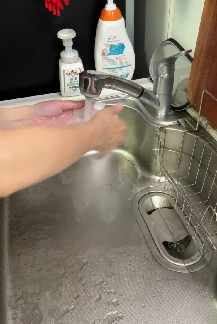 一樣水龍頭沖濕