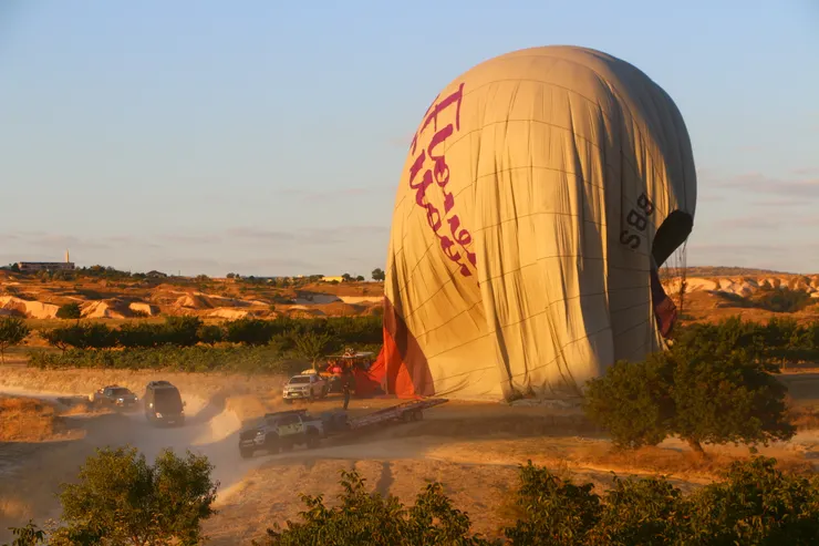 降落後開始收熱氣球，攝影於Cappadocia, Turkey 2023