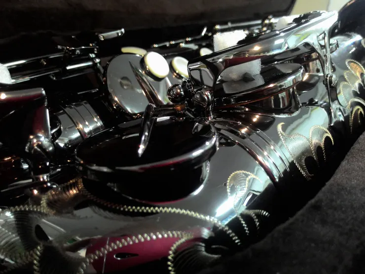 人生第1把薩克斯風，全黑管身、雕龍畫鳳