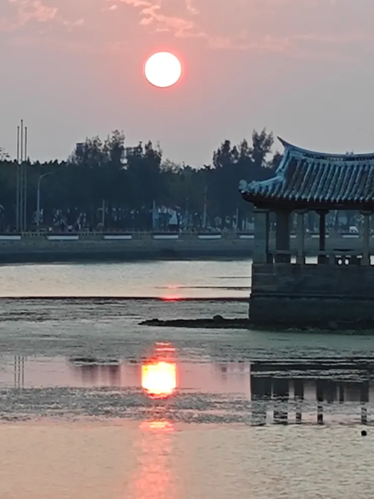 龍舟池，黃昏的時候落日倒映在水面