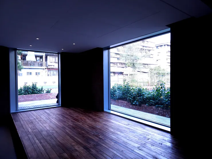 黃土水專室四面牆皆有大片落地窗,引入自然光為雕塑打光。