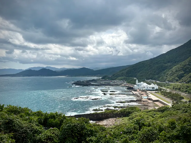 從停車場望向「龍洞四季灣」