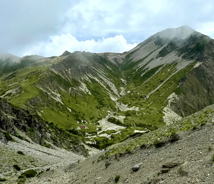 往下看紅屋頂的南湖圈谷山屋