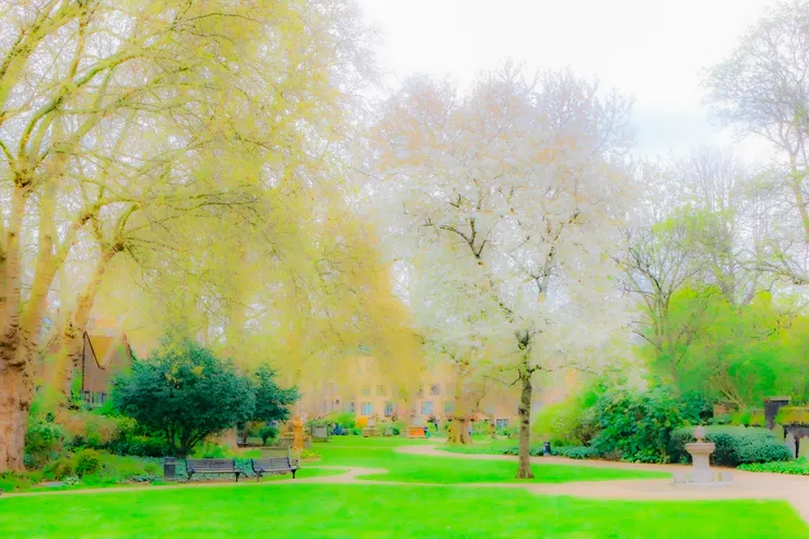 倫敦巷弄中的小公園一景