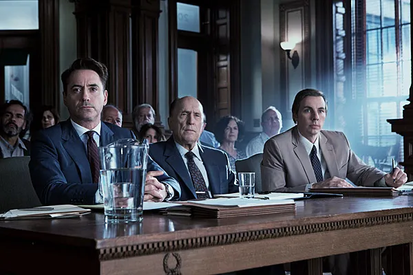 右為法官原本雇用的鄉村律師，自知經驗不足而中途退讓，改由漢克接手。