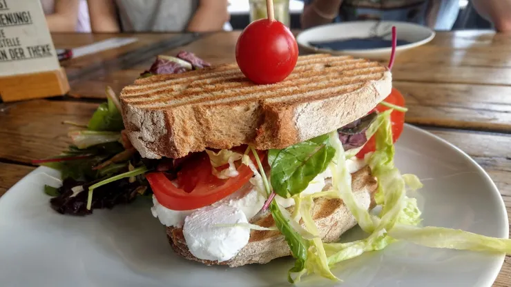 起司三明治。上課時跟同學上餐廳也是個吃熱食的地方，至少吐司是熱的。