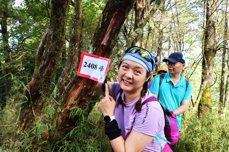 8:36來到2408峰，準備陡下800公尺。