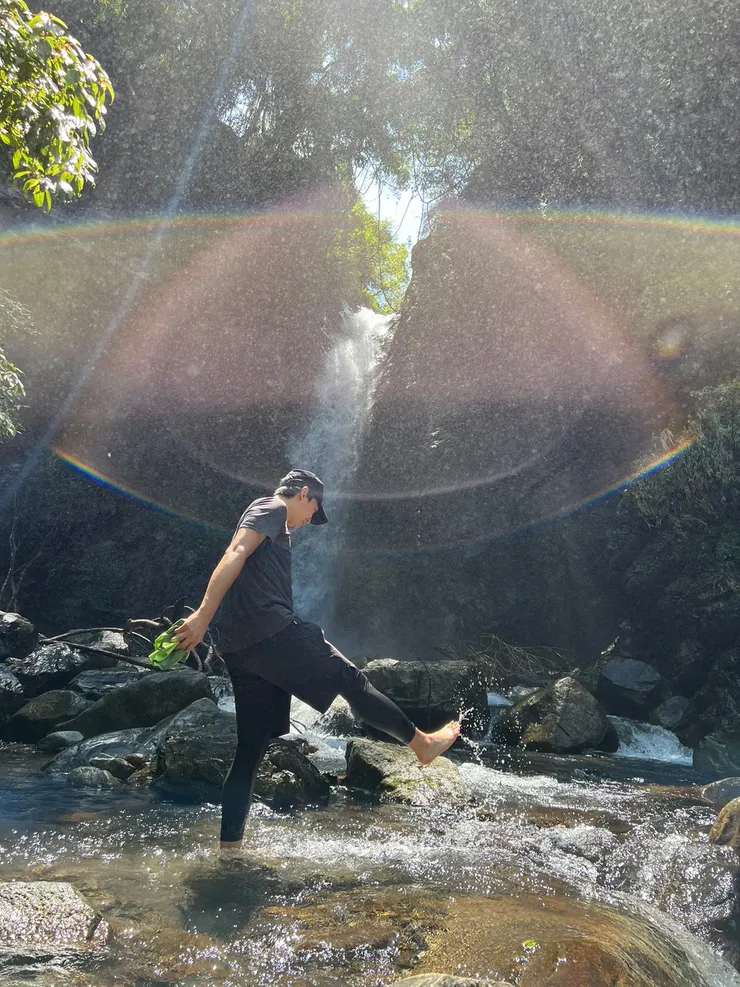 照片上的細小白斑全部都是瀑布擊打出來細水霧