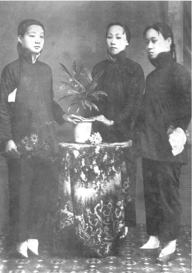 臺中小康家庭少女合照，圖中的女孩們均有纏足（圖源：開放）