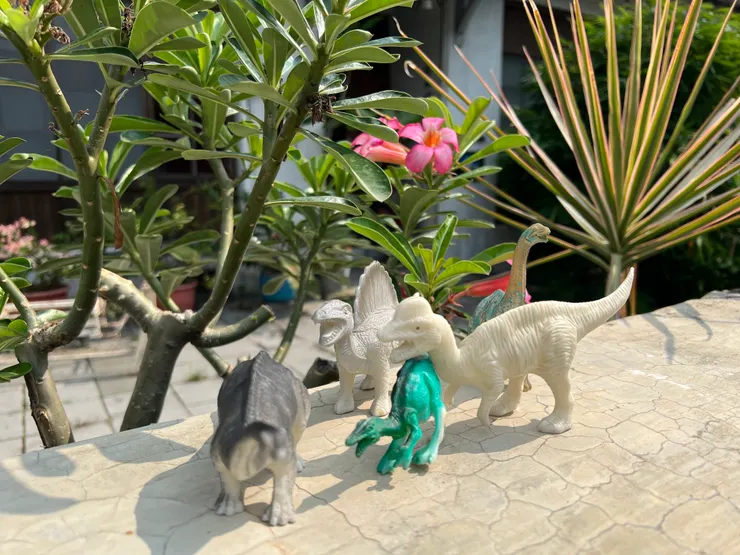 在高雄黃埔新村捕捉到的小恐龍,張著嘴定格在被時間遺忘的小角落