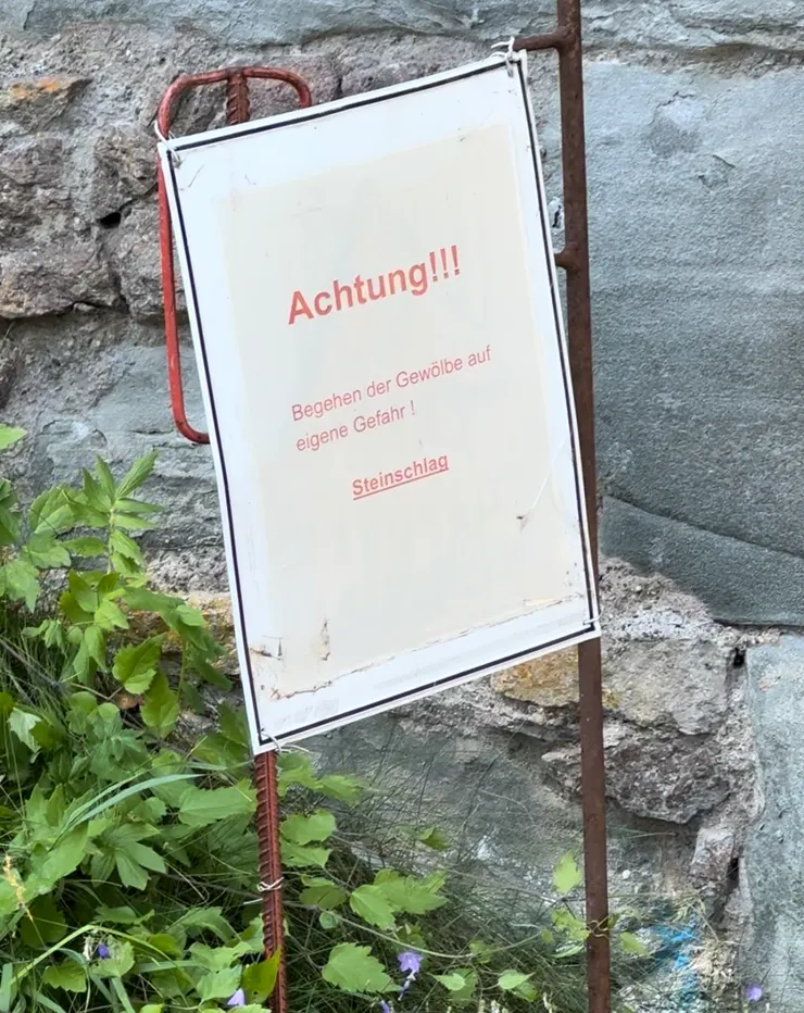 上面寫著「注意，進去的話風險自負」