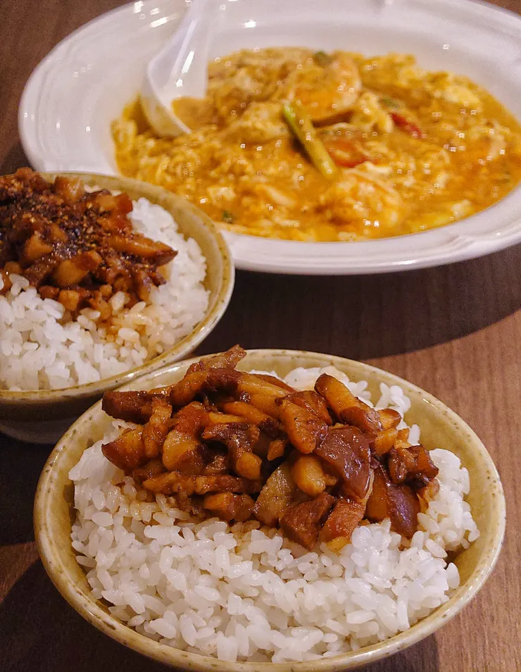 前方是肉燥飯,後方是麻辣肉燥飯