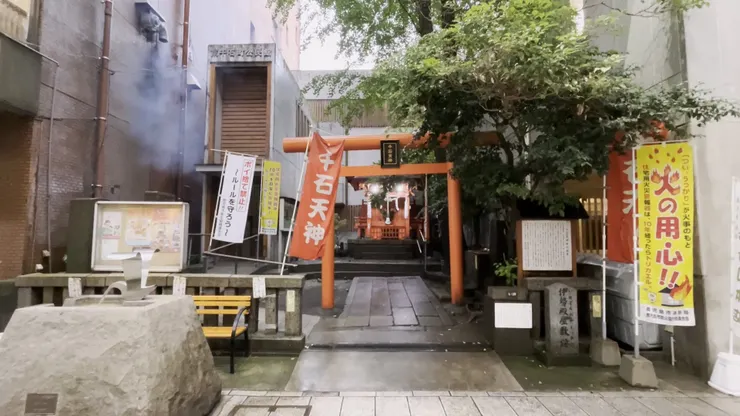 黑煙與神社形成強烈對比