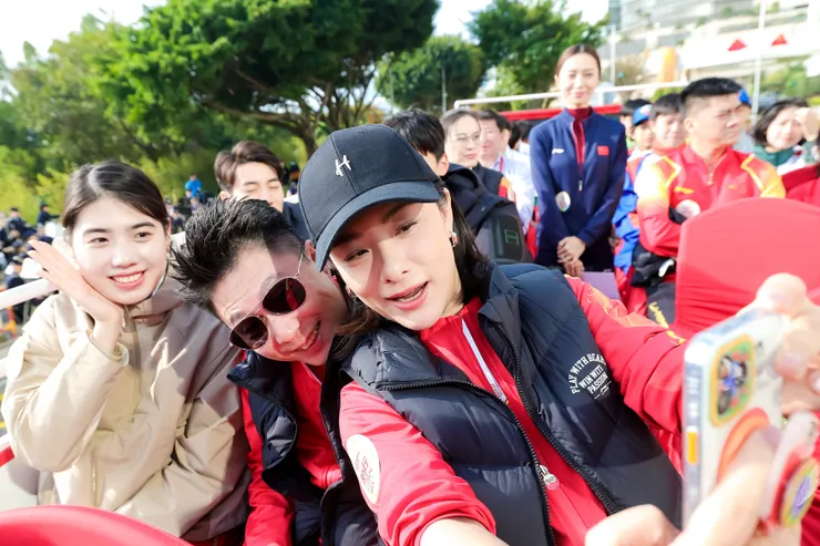 張雨霏(左)、李小鵬(中)、劉璇(右)記錄參與百萬行