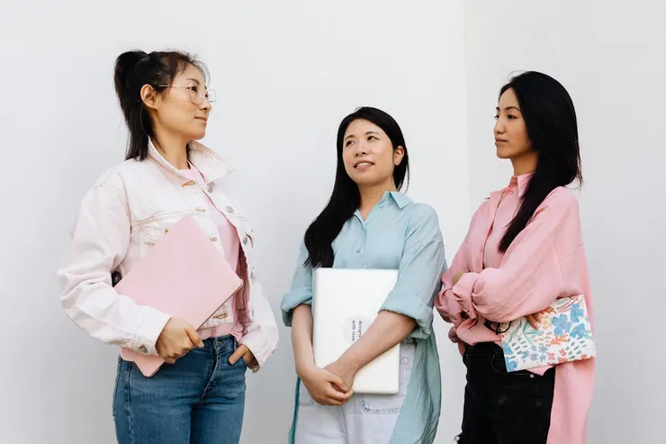 我在工作場合中，開始試著不再刻意調整自己的口音（圖/Pexels）