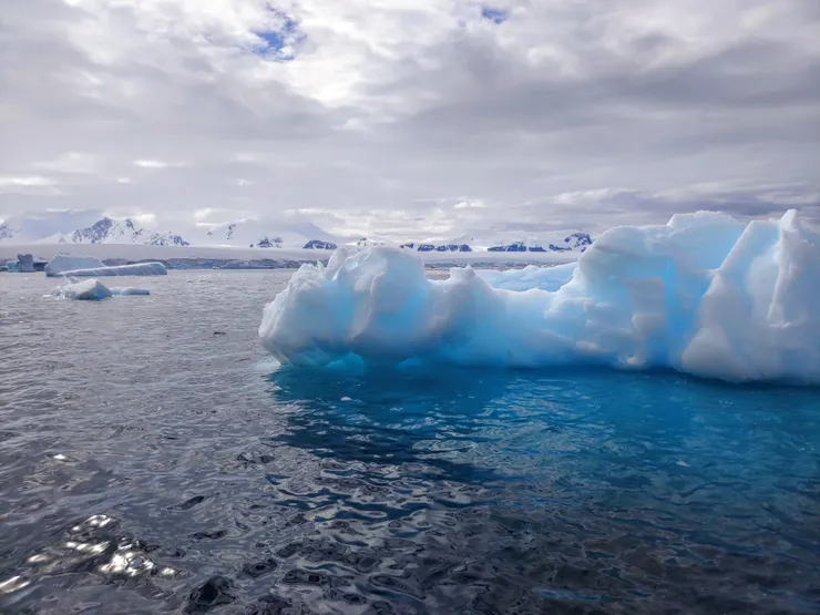 覆蓋著白雪的冰山，透出神秘的藍。