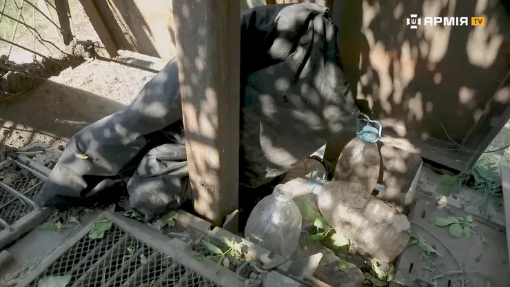 坦克上有使用過的睡袋、水瓶。(畫面來源：Армія TV)