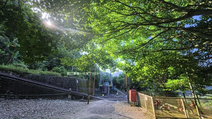 以往的兒童育樂區、露天電影院，照顧忙於開採油礦的油人家庭。