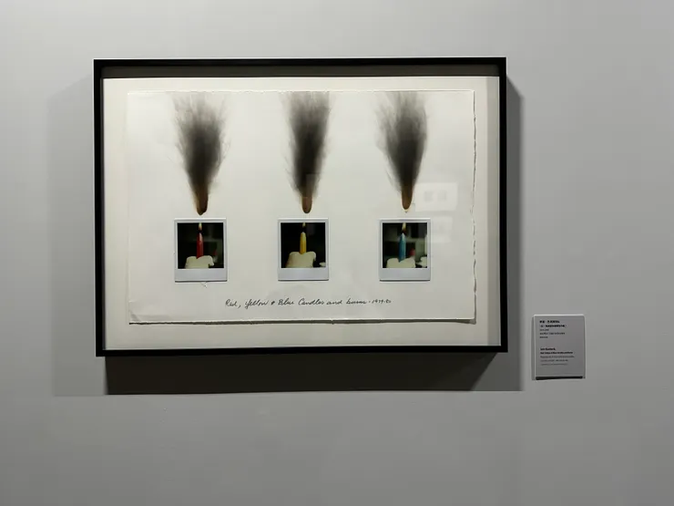 伊恩·巴克斯特(Ian Baxter)的《紅黃與藍色蠟燭及灼傷》(Red, Yellow, & Blue Candle and Burn)