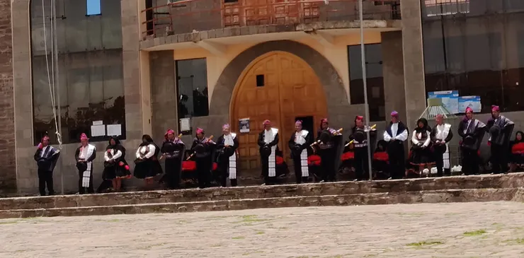 中間的男生有披掛的白色長巾