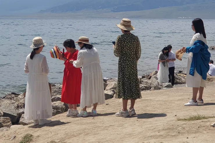 不分年齡,來這裡拍照的大陸女人都愛穿白色或大紅色連身裙,已成為拍美照的標配呢!