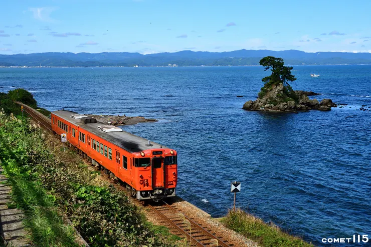 位在雨晴海岸旁的冰見線有著壯闊的大山大海風景，一直是鐵道迷的必訪路線之一