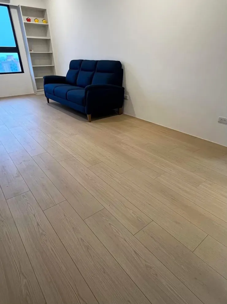 木地板與邊牆精密收邊細節,展現台南昇揚木地板師傅的高水準施工工法