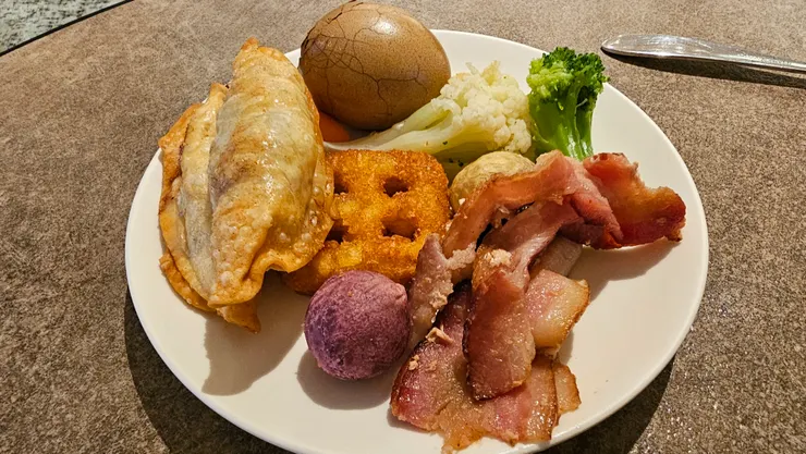 環亞貴賓室的早餐有我最愛的煎餃和薯餅!