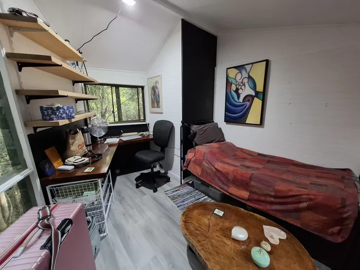 內部小巧但舒適，適合用電腦