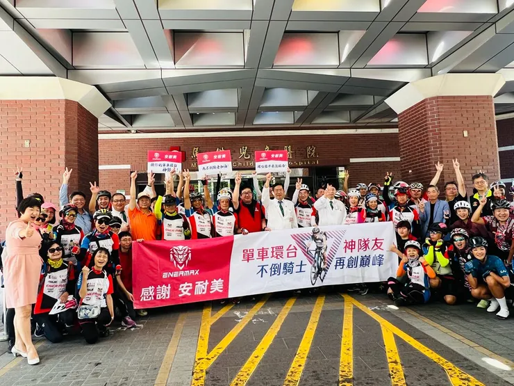 布條後方，左三起分別是台北自由扶輪社社長何兆日先生、台灣抗癌協會吳興傳理事長、保銳科技公司經理顏復興先生、馬偕紀念醫院院長張文瀚醫師，右三是馬偕醫院文化委員會的施壽全醫師。(圖／保銳科技提供)