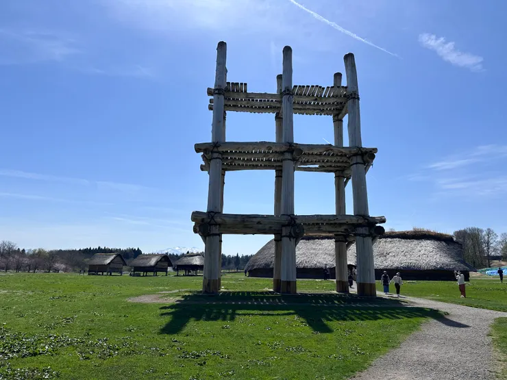 超大的瞭望台，很難想像當時竟然可以建出這麼大的建築物，可是．．要怎麼爬上去啊？ 旁邊的人是比例尺，更可以看出他的龐大