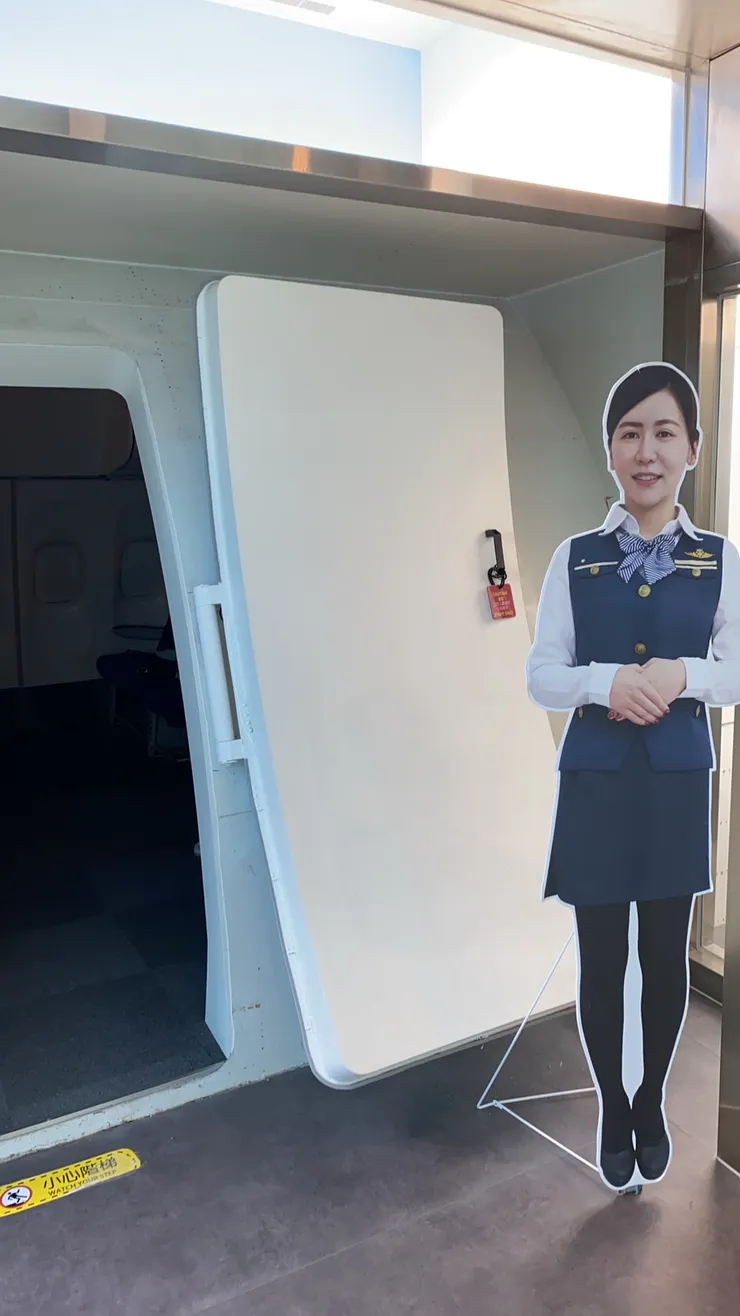 空姐在機艙門歡迎您登機