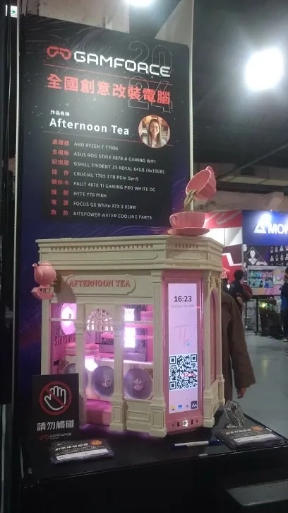 這台是今年的神話獎(冠軍) 林美美創作的Afternoon Tea 以喝下午茶為粉色質感概念設計