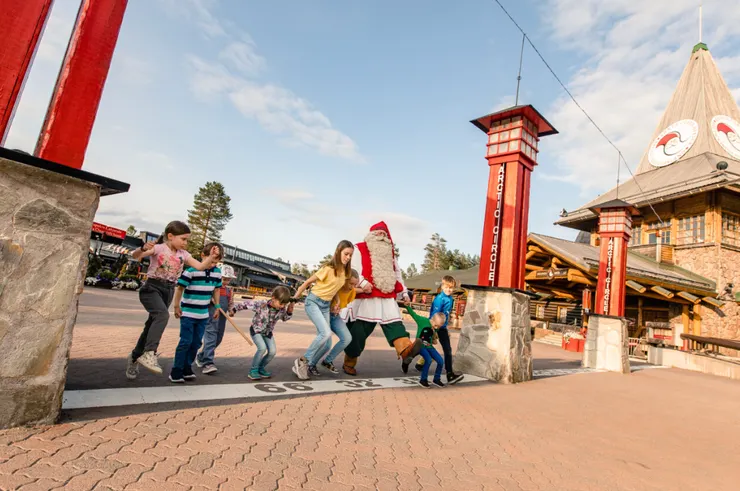圖片來源：visitrovaniemi 網站 / 聖誕老人村位於北極圈上，遊客在村內可以找到地面上標記的北極圈線。跨越這條線的瞬間被視為一個「儀式」，象徵進入極地魔法世界。許多遊客特地拍照留念，甚至會獲得一張證明，標誌他們曾跨越北極圈。