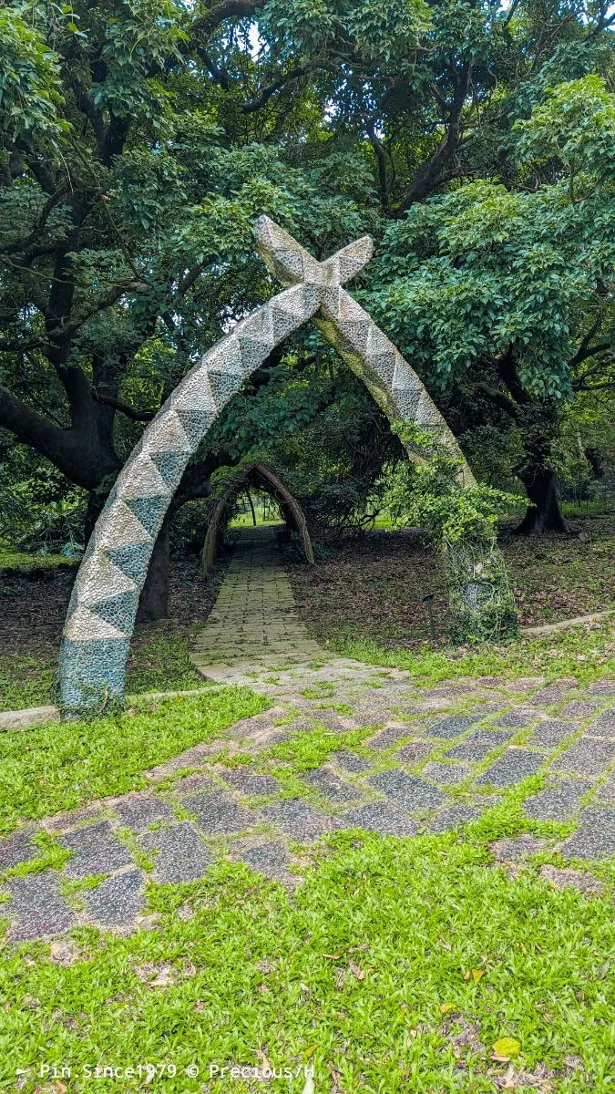 幾處區域性植栽園，標示著各種植物名稱。