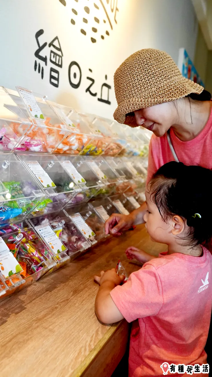 星空童樂室-零食區讓媽媽也吃了一大堆，有回到小時候小豆苗的感覺