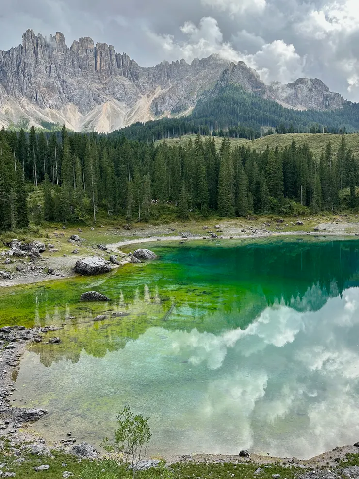 青翠欲滴的高山湖泊