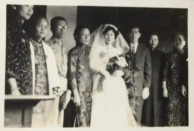 結婚當日的照片。左二穿白毛衣的鳳霞姨是媒人。新娘旁邊是我的岳母，再來是小舅子。我旁邊是阿絨姨，再過來是黑肉（oo bah）姨（我們叫她五姨），她很會煮“辦桌菜”，我的大姊和媽媽來提親，訂婚那天就是五姨煮一桌好菜請大家吃。這些阿姨們跟我岳母都是結拜姊妹，感情融洽，後來也都成為與我親密的長輩們。