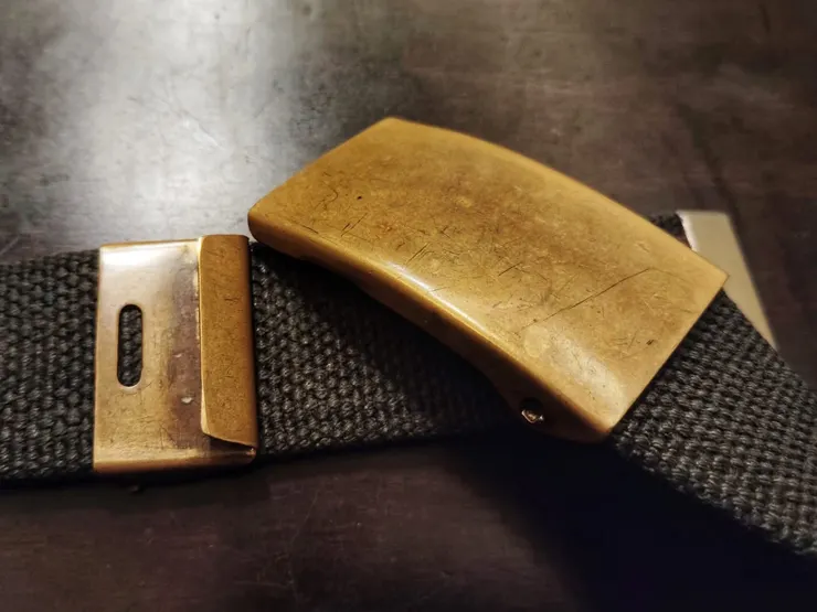 阿兵哥都要買擦銅油把銅釦擦亮(照片提供:鄭建國先生)