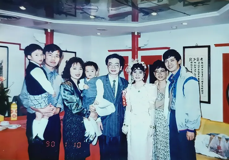 1990年1月10日與啟栢一家參加學弟同事阿保婚禮。以上照片可特別關注我和啟栢的頭髮及他的兩個兒子俊宏(左一)、俊翔(左四)。女兒這時剛在肚子裡！