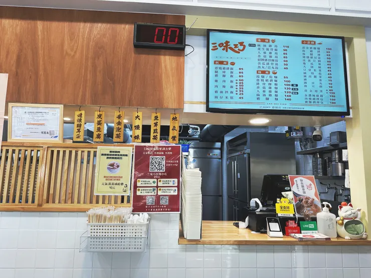 電子看板上就有菜單，可以櫃檯直接點餐，也可以掃瞄桌角QR code點餐cod