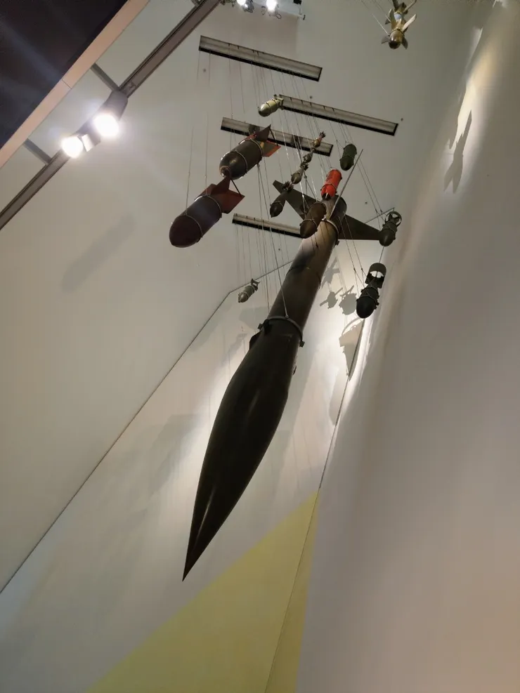 突然想起海德格說的：在第一顆原子彈炸下之前，早就沒有「人」了