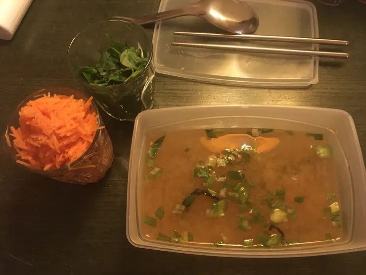 旅行初期常常利用熱水瓶克難煮食，佩服自己嚥得下去，這也算另類窮遊吧