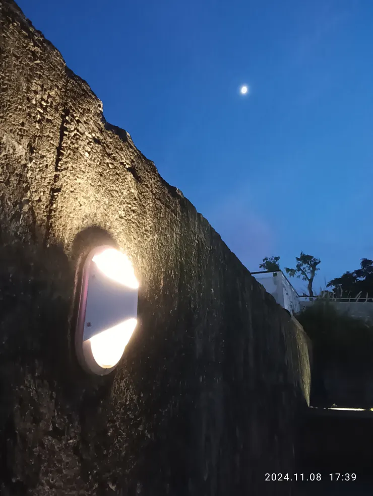 新月初宵身置中