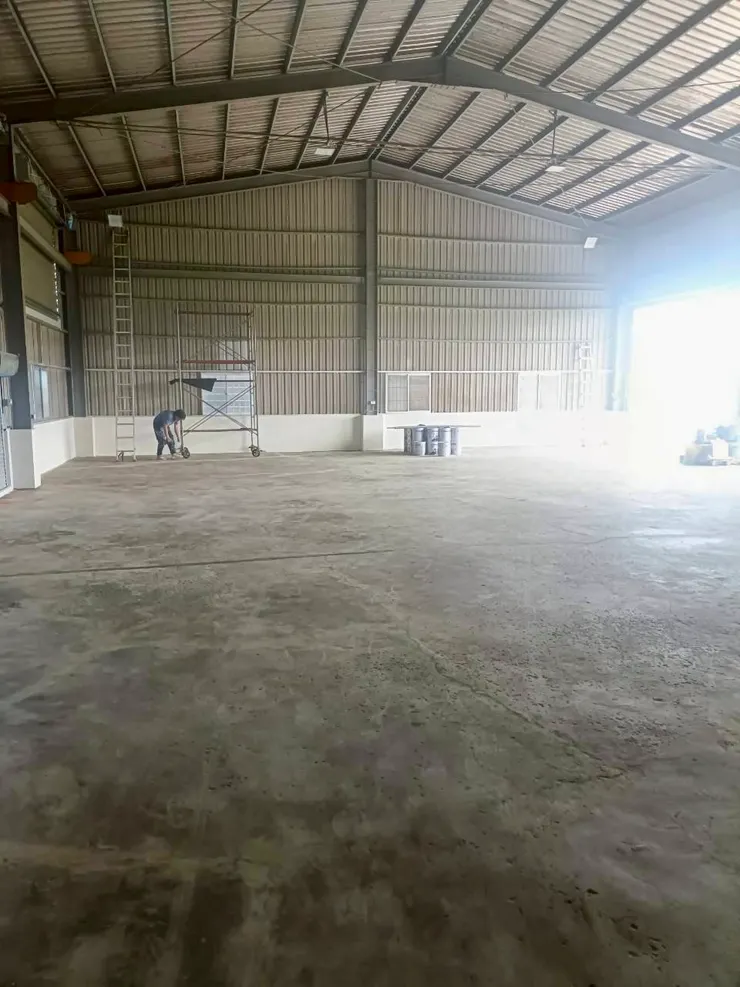 專業打磨工序，確保地面無油污、無浮砂，增加漆料的附著力。