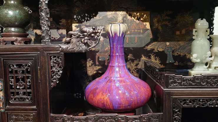 色彩斑斕的爐鈞釉弦紋蒜頭瓶。(攝影/陳宜彣)