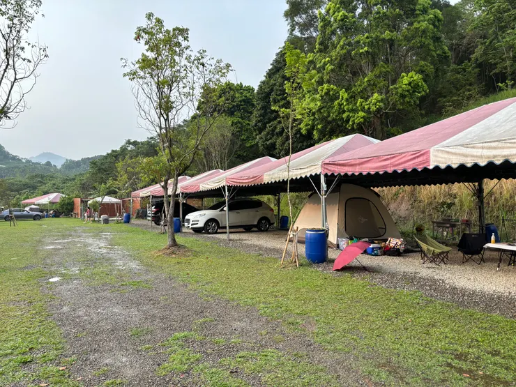 A區都有遮雨棚,且如果空位足夠,車子也可以停放於此