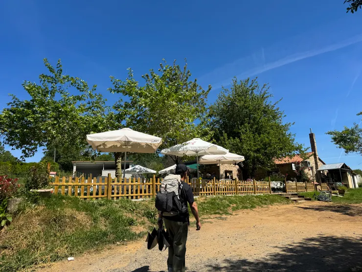 天氣好熱！我的腳開始長水泡了！！温ㄤ膝蓋也快受不了了！必須休息喝飲料！