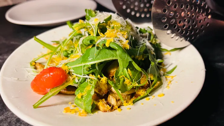 知名餐廳的皎白筍沙拉